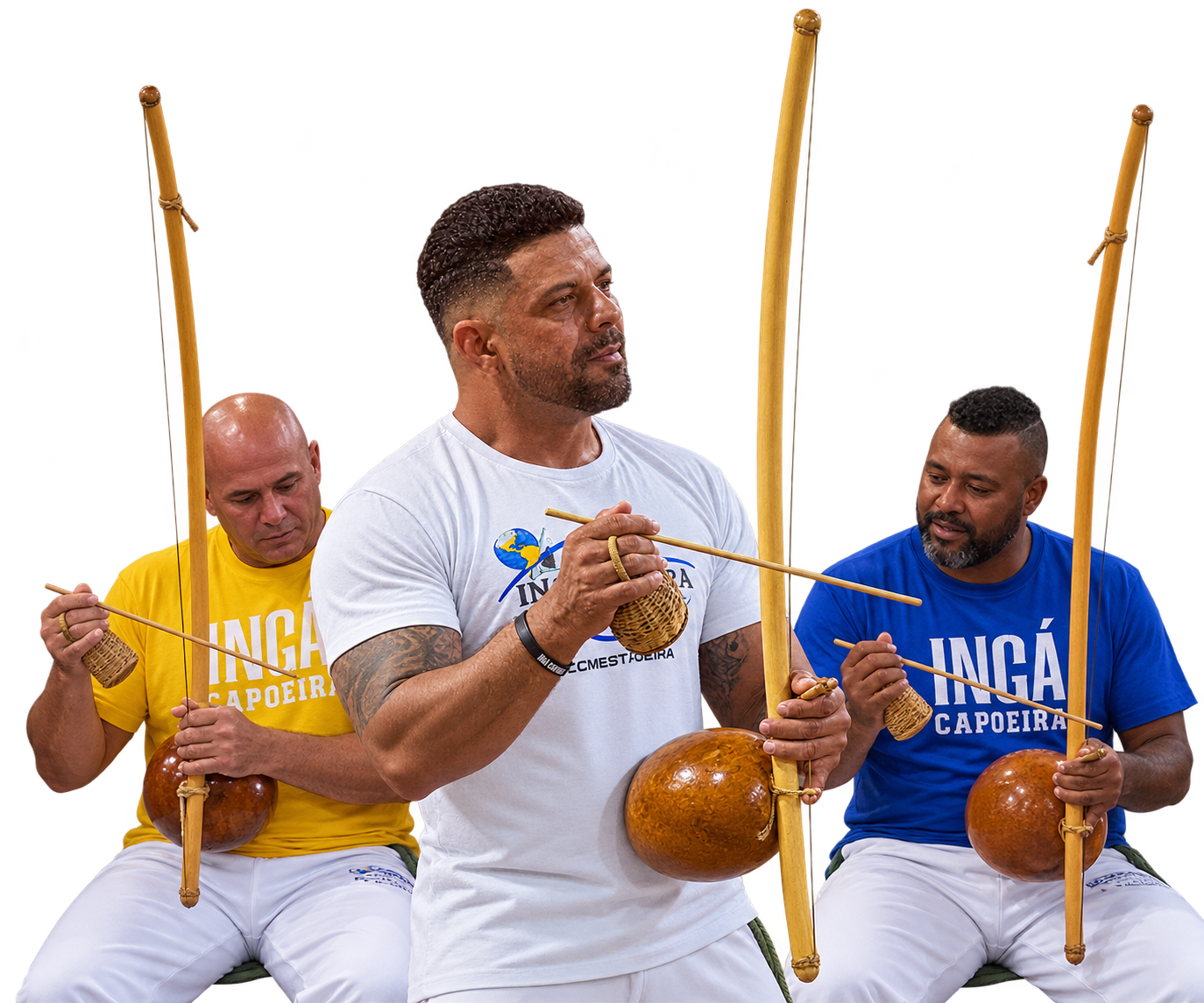Composição de Wagner à frente de dois integrantes do Ingá Capoeira, todos tocando berimbau